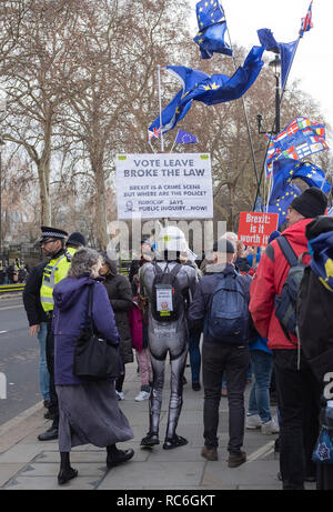 London, Großbritannien. 14. Jan 2019. Anti-brexit remaine Unterstützer gekleidet wie Robocop. Quelle: David Garcia/Alamy leben Nachrichten Stockfoto