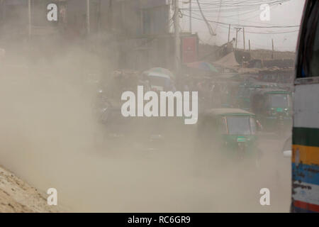 Dhaka, Bangladesch - Januar 14, 2019: Der staubige Decke der laufenden Arbeiten für Dhaka-Mawa Highway. Menschen bei Postogola in Dhaka haben lange setzen sich mit der tödlichen Umweltverschmutzung. Credit: SK Hasan Ali/Alamy leben Nachrichten Stockfoto