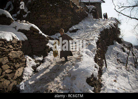 Srinagar, Indisch kontrollierten Teil Kaschmirs. 14 Jan, 2019. Ein Junge die schneebedeckten Treppe in Stadtrand von Srinagar, die Hauptstadt des Indischen-kontrollierten Kashmir, 14.01.2019. Credit: Javed Dar/Xinhua/Alamy leben Nachrichten Stockfoto