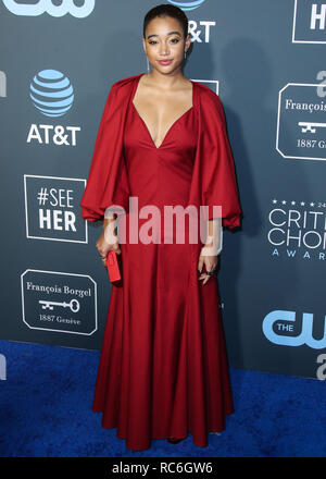 Santa Monica, Vereinigte Staaten. 13 Jan, 2019. SANTA MONICA, Los Angeles, CA, USA - 13. Januar: Schauspielerin Amandla Stenberg trägt einen Khaite Kleid, Jimmy Choo Schuhe, eine Edie Parker Tasche, Ohrringe von graziela Edelsteine und Anita Ko, und Ringe von Jennifer Fisher, Jennifer Meyer, Jacquie Aiche, und Foundrae kommt an der 24. jährlichen Critics' Choice Awards im Barker Hangar am 13 Januar, 2019 in Santa Monica, Los Angeles, Kalifornien, USA. (Foto von Xavier Collin/Image Press Agency) Quelle: Bild Presse Agentur/Alamy leben Nachrichten Stockfoto