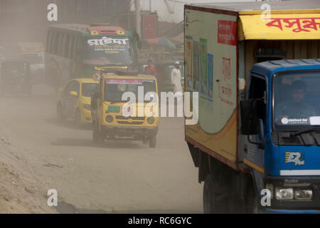 Dhaka, Bangladesch - Januar 14, 2019: Der staubige Decke der laufenden Arbeiten für Dhaka-Mawa Highway. Menschen bei Postogola in Dhaka haben lange setzen sich mit der tödlichen Umweltverschmutzung. Credit: SK Hasan Ali/Alamy leben Nachrichten Stockfoto