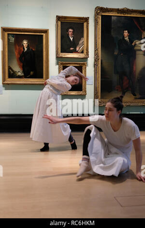 National Portrait Gallery, London, England. 14. Januar, 2019. Eine Leistung auf der Basis der Gemälde von Gainsborough's Töchter derzeit auf der National Portrait Gallery in die Musik der oboist Johann Christian Fischer. Regie: Luke Dixon Musikalische Leitung: Tyrone Landau Choreograph: Jane Turner Darsteller: Angie Goddard, Theresa Hoffmann, Fiona McKinnon, Lizzie Willis, Oboist: Penelope Carter Gast Lautenspieler: Gnade Rumgay Kredit. Mark O'Brien/Alamy leben Nachrichten Stockfoto