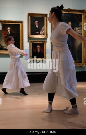 National Portrait Gallery, London, England. 14. Januar, 2019. Eine Leistung auf der Basis der Gemälde von Gainsborough's Töchter derzeit auf der National Portrait Gallery in die Musik der oboist Johann Christian Fischer. Regie: Luke Dixon Musikalische Leitung: Tyrone Landau Choreograph: Jane Turner Darsteller: Angie Goddard, Theresa Hoffmann, Fiona McKinnon, Lizzie Willis, Oboist: Penelope Carter Gast Lautenspieler: Gnade Rumgay Kredit. Mark O'Brien/Alamy leben Nachrichten Stockfoto