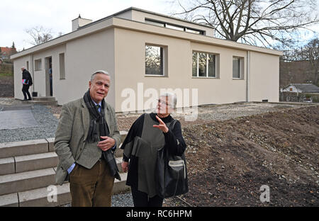 14. Januar 2019, Thüringen, Weimar: Hellmut Seemann, Präsident der Klassik Stiftung Weimar, und Marlis Grönwald, letzte Bewohner des Modells "Haus Am Horn", stand vor dem Gebäude. Das Haus "Am Horn" von der Stadt Weimar an die Klassik Stiftung Weimar übergeben worden ist. Es wurde von der Bauhaus-meister Georg Muche konzipiert und für die erste große Ausstellung und Bauhaus Ausstellung im Jahre 1923 errichtet, mit der Unterstützung von Walter Gropius' Architekturbüro. Es ist ein UNESCO-Weltkulturerbe seit 1996. In Zukunft wird die Klassik Stiftung wird das Gebäude erhalten und zu t Stockfoto