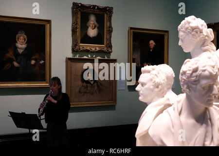 National Portrait Gallery, London, England. 14. Januar, 2019. Eine Leistung auf der Basis der Gemälde von Gainsborough's Töchter derzeit auf der National Portrait Gallery in die Musik der oboist Johann Christian Fischer. Regie: Luke Dixon Musikalische Leitung: Tyrone Landau Choreograph: Jane Turner Darsteller: Angie Goddard, Theresa Hoffmann, Fiona McKinnon, Lizzie Willis, Oboist: Penelope Carter Gast Lautenspieler: Gnade Rumgay Kredit. Mark O'Brien/Alamy leben Nachrichten Stockfoto