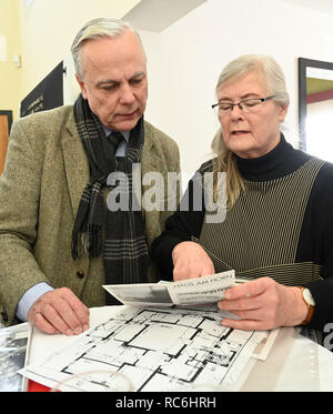 14. Januar 2019, Thüringen, Weimar: Hellmut Seemann, Präsident der Klassik Stiftung Weimar, und Marlis Grönwald, letzte Bewohner des Modells "Haus Am Horn", Blick auf historische Dokumente über das Haus. Das Haus "Am Horn" von der Stadt Weimar an die Klassik Stiftung Weimar übergeben worden ist. Es wurde von der Bauhaus-meister Georg Muche konzipiert und für die erste große Ausstellung und Bauhaus Ausstellung im Jahre 1923 errichtet, mit der Unterstützung von Walter Gropius' Architekturbüro. Es ist ein UNESCO-Weltkulturerbe seit 1996. In Zukunft wird die Klassik Stiftung wird das Gebäude und p beibehalten Stockfoto