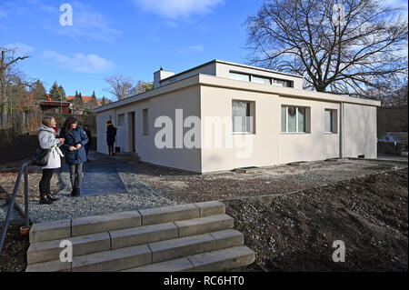 14. Januar 2019, Thüringen, Weimar: Das Modell "Haus Am Horn" von der Stadt Weimar an die Klassik Stiftung Weimar übergeben worden ist. Das Haus "Am Horn" von der Bauhaus-meister Georg Muche konzipiert wurde und für die erste große Ausstellung und Bauhaus Ausstellung im Jahr 1923 mit der Unterstützung von Walter Gropius' Architekturbüro gebaut. Es ist ein UNESCO-Weltkulturerbe seit 1996. In Zukunft wird die Klassik Stiftung wird das Gebäude erhalten und es der Öffentlichkeit präsentieren. Foto: Martin Schutt/dpa-Zentralbild/dpa Stockfoto