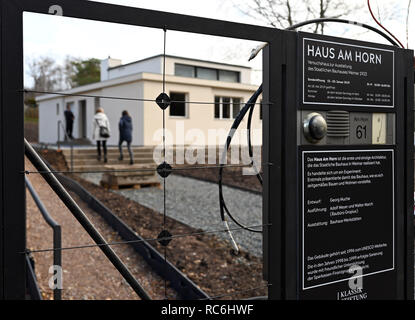 14. Januar 2019, Thüringen, Weimar: Das Modell "Haus Am Horn" von der Stadt Weimar an die Klassik Stiftung Weimar übergeben worden ist. Das Haus "Am Horn" von der Bauhaus-meister Georg Muche konzipiert wurde und für die erste große Ausstellung und Bauhaus Ausstellung im Jahr 1923 mit der Unterstützung von Walter Gropius' Architekturbüro gebaut. Es ist ein UNESCO-Weltkulturerbe seit 1996. In Zukunft wird die Klassik Stiftung wird das Gebäude erhalten und es der Öffentlichkeit präsentieren. Foto: Martin Schutt/dpa-Zentralbild/dpa Stockfoto