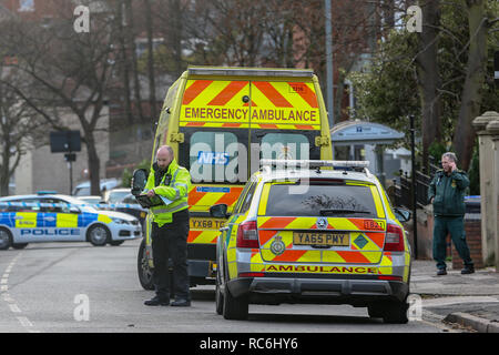 Pitsmoor, Sheffield, UK. 14. Januar 2019, Burngreave Straße, Pitsmoor, Sheffield, England; Buchse in einem ernsten Zustand nach einer Kollision mit einem Rettungswagen auf Burngreave Straße Pitsmoor Sheffield; eine Kollision Forscher untersucht die Szene Nachweise, die für die heutigen Kollision Credit: Aktuelles Bilder/Alamy leben Nachrichten Stockfoto