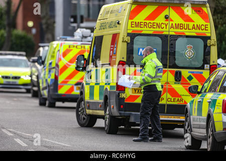 Pitsmoor, Sheffield, UK. 14. Januar 2019, Burngreave Straße, Pitsmoor, Sheffield, England; Buchse in einem ernsten Zustand nach einer Kollision mit einem Rettungswagen auf Burngreave Straße Pitsmoor Sheffield; eine Kollision Forscher untersucht die Szene Nachweise, die für die heutigen Kollision Credit: Aktuelles Bilder/Alamy leben Nachrichten Stockfoto