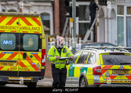 Pitsmoor, Sheffield, UK. 14. Januar 2019, Burngreave Straße, Pitsmoor, Sheffield, England; Buchse in einem ernsten Zustand nach einer Kollision mit einem Rettungswagen auf Burngreave Straße Pitsmoor Sheffield; eine Kollision Forscher untersucht die Szene Nachweise, die für die heutigen Kollision Credit: Aktuelles Bilder/Alamy leben Nachrichten Stockfoto