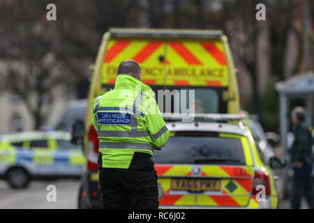 Pitsmoor, Sheffield, UK. 14. Januar 2019, Burngreave Straße, Pitsmoor, Sheffield, England; Buchse in einem ernsten Zustand nach einer Kollision mit einem Rettungswagen auf Burngreave Straße Pitsmoor Sheffield; eine Kollision Forscher untersucht die Szene Nachweise, die für die heutigen Kollision Credit: Aktuelles Bilder/Alamy leben Nachrichten Stockfoto