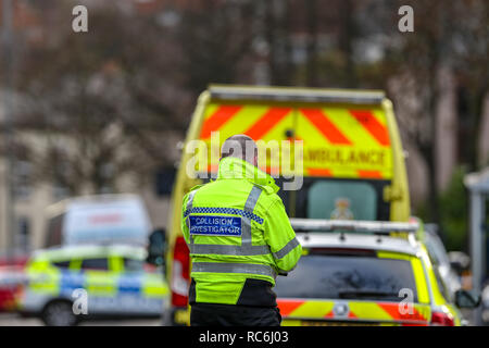 Pitsmoor, Sheffield, UK. 14. Januar 2019, Burngreave Straße, Pitsmoor, Sheffield, England; Buchse in einem ernsten Zustand nach einer Kollision mit einem Rettungswagen auf Burngreave Straße Pitsmoor Sheffield; eine Kollision Forscher untersucht die Szene Nachweise, die für die heutigen Kollision Credit: Aktuelles Bilder/Alamy leben Nachrichten Stockfoto