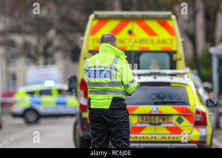 Pitsmoor, Sheffield, UK. 14. Januar 2019, Burngreave Straße, Pitsmoor, Sheffield, England; Buchse in einem ernsten Zustand nach einer Kollision mit einem Rettungswagen auf Burngreave Straße Pitsmoor Sheffield; eine Kollision Forscher untersucht die Szene Nachweise, die für die heutigen Kollision Credit: Aktuelles Bilder/Alamy leben Nachrichten Stockfoto