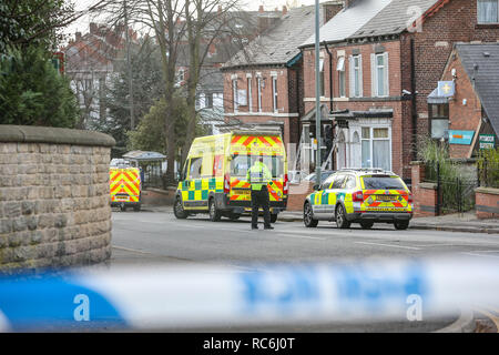 Pitsmoor, Sheffield, UK. 14. Januar 2019, Burngreave Straße, Pitsmoor, Sheffield, England; Buchse in einem ernsten Zustand nach einer Kollision mit einem Rettungswagen auf Burngreave Straße Pitsmoor Sheffield; eine Kollision Forscher untersucht die Szene Nachweise, die für die heutigen Kollision Credit: Aktuelles Bilder/Alamy leben Nachrichten Stockfoto