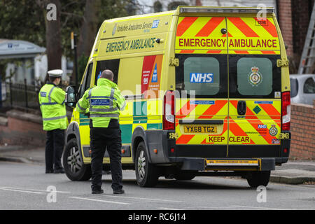 Pitsmoor, Sheffield, UK. 14. Januar 2019, Burngreave Straße, Pitsmoor, Sheffield, England; Buchse in einem ernsten Zustand nach einer Kollision mit einem Rettungswagen auf Burngreave Straße Pitsmoor Sheffield; eine Kollision Forscher untersucht die Szene Nachweise, die für die heutigen Kollision Credit: Aktuelles Bilder/Alamy leben Nachrichten Stockfoto