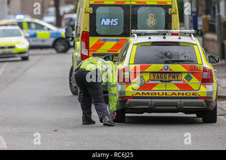 Pitsmoor, Sheffield, UK. 14. Januar 2019, Burngreave Straße, Pitsmoor, Sheffield, England; Buchse in einem ernsten Zustand nach einer Kollision mit einem Rettungswagen auf Burngreave Straße Pitsmoor Sheffield; eine Kollision investigator markiert den anhaltepunkt von der Notarzt Krankenwagen, das an der Kollision beteiligt: Kredit News Images/Alamy leben Nachrichten Stockfoto