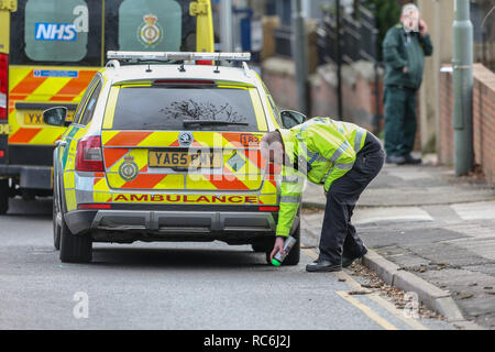 Pitsmoor, Sheffield, UK. 14. Januar 2019, Burngreave Straße, Pitsmoor, Sheffield, England; Buchse in einem ernsten Zustand nach einer Kollision mit einem Rettungswagen auf Burngreave Straße Pitsmoor Sheffield; Quelle: News Images/Alamy leben Nachrichten Stockfoto