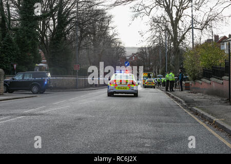 Pitsmoor, Sheffield, UK. 14. Januar 2019, Burngreave Straße, Pitsmoor, Sheffield, England; Buchse in einem ernsten Zustand nach einer Kollision mit einem Rettungswagen auf Burngreave Straße Pitsmoor Sheffield; Quelle: News Images/Alamy leben Nachrichten Stockfoto