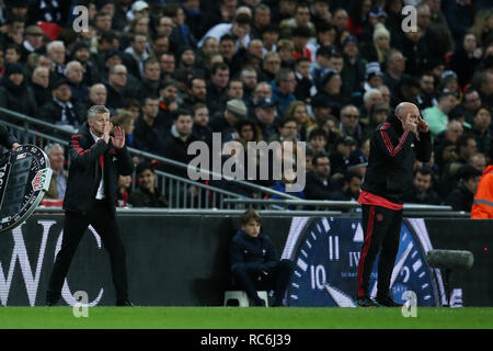 Ole Gunnar Solsksjaer, die Interim Manager von Manchester United (l) und sein Assistent Mike Phelan Anweisungen zu erteilen, ihre Spieler aus der touchline. EPL Premier League match, Tottenham Hotspur v Manchester Utd im Wembley Stadion in London am Sonntag, den 13. Januar 2019. Dieses Bild dürfen nur für redaktionelle Zwecke verwendet werden. Nur die redaktionelle Nutzung, eine Lizenz für die gewerbliche Nutzung erforderlich. Keine Verwendung in Wetten, Spiele oder einer einzelnen Verein/Liga/player Publikationen. pic von Andrew Obstgarten/Andrew Orchard sport Fotografie/Alamy leben Nachrichten Stockfoto