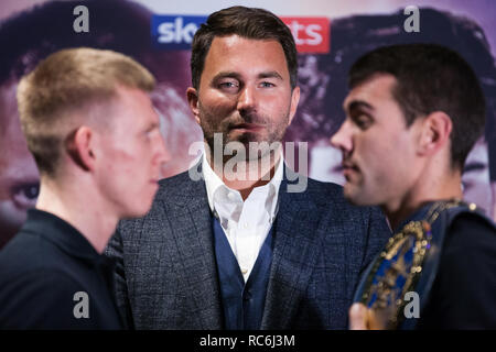 London, Großbritannien. 14. Januar, 2019. Boxen promoter Eddie Hearn (c) steht mit Ted Cheeseman (l) und Sergio Garcia (r) auf einer Pressekonferenz ihren 12 x 3 Minuten europäischen Super-Welterweight WM-Kampf am 02. Am 2. Februar zu fördern. Credit: Mark Kerrison/Alamy leben Nachrichten Stockfoto