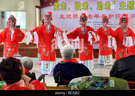 Taiyuan, Provinz Shanxi Chinas. 14 Jan, 2019. Studierende eines älteren Hochschule für die Senioren, einen älteren care Institution in Taiyuan, Provinz Shanxi im Norden Chinas, 14.01.2019. Die Leistung war statt des China Spring Festival im Voraus zu feiern. Quelle: Cao Yang/Xinhua/Alamy leben Nachrichten Stockfoto