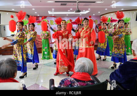 Taiyuan, Provinz Shanxi Chinas. 14 Jan, 2019. Studierende eines älteren Hochschule für die Senioren, einen älteren care Institution in Taiyuan, Provinz Shanxi im Norden Chinas, 14.01.2019. Die Leistung war statt des China Spring Festival im Voraus zu feiern. Quelle: Cao Yang/Xinhua/Alamy leben Nachrichten Stockfoto