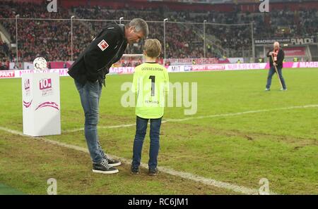 Dortmund, Deutschland. 13 Jan, 2019. firo Fußball, 13.01.2019 1.Bundesliga, Saison 2018/2019 Fortuna Düsseldorf Wintercup Friedhelm Funkel mit Kind | Verwendung der weltweiten Kredit: dpa/Alamy leben Nachrichten Stockfoto