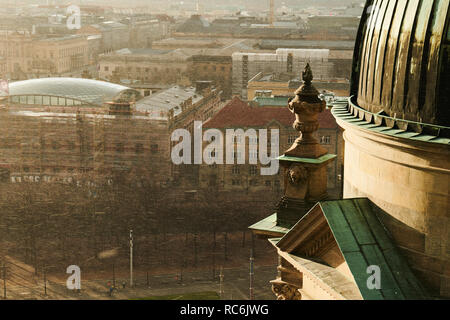 Berlin, Deutschland. 14 Jan, 2019. Der Blick von der Berliner Dom in Berlin Mitte. Die nasse Dächer der Hauptstadt reflektieren das Sonnenlicht. Quelle: Annette Riedl/dpa-Zentralbild/ZB/dpa/Alamy leben Nachrichten Stockfoto