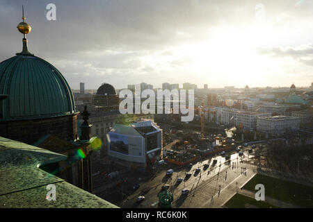 Berlin, Deutschland. 14 Jan, 2019. Der Blick von der Berliner Dom in Berlin Mitte. Die nasse Dächer der Hauptstadt reflektieren das Sonnenlicht. Quelle: Annette Riedl/dpa-Zentralbild/ZB/dpa/Alamy leben Nachrichten Stockfoto