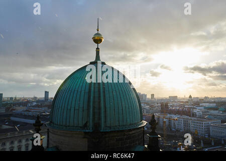 Berlin, Deutschland. 14 Jan, 2019. Der Blick von der Berliner Dom in Berlin Mitte. Die nasse Dächer der Hauptstadt reflektieren das Sonnenlicht. Quelle: Annette Riedl/dpa-Zentralbild/ZB/dpa/Alamy leben Nachrichten Stockfoto