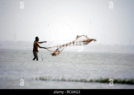 Khartum, Sudan. 14 Jan, 2019. Eine sudanesische Fischer wirft einen Net in den weißen Nil in Khartum, Sudan, 14.01.2019. Credit: Mohamed Khidir/Xinhua/Alamy leben Nachrichten Stockfoto