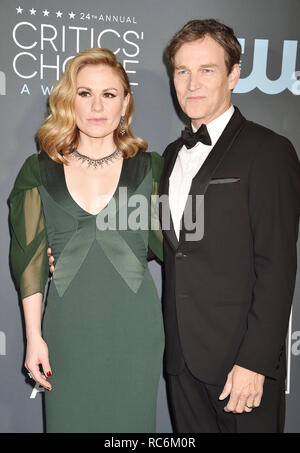 Santa Monica, Kalifornien, USA. 13. Januar, 2019. Anna Paquin und Stephen Moyer kommen an der Der 24. jährliche Critics' Choice Awards besucht die 24. jährliche Critics' Choice Awards auf der Barker Hangar am 13 Januar, 2019 in Santa Monica, Kalifornien. Quelle: Jeffrey Mayer/Alamy leben Nachrichten Stockfoto