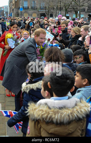 Birkenhead/Großbritannien. 14 Jan, 2019. Der Herzog von Sussex gesehen gretting örtlichen Schule Kinder während des offiziellen Besuchs in Birkenhead. Konferenz Schule Kinder und Mitglieder der Öffentlichkeit, vor dem Besuch des Rathaus, Hamilton Square Liverpool Birkenhead. Credit: Terry Scott/SOPA Images/ZUMA Draht/Alamy leben Nachrichten Stockfoto