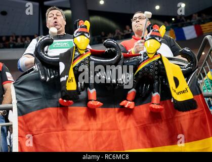 14 Januar 2019, Berlin: Handball: WM, Russland - Deutschland, Vorrunde, Gruppe A, 3.Spieltag. Fans jubeln für die Deutsche Mannschaft. Foto: Kay Nietfeld/dpa Stockfoto