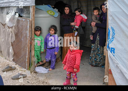 Januar 13, 2019 - Libanon - die Temperaturen sinken, Flüchtlinge vorbereiten für ein anderes nach den Schäden und Überschwemmungen durch Sturm Norma unleashed Sturm. Eine Familie beobachtete, wie Organisationen Beihilfen verteilen.. Storm Norma betroffen Tausende von syrischen Flüchtlinge leben in prekären Bedingungen in der Libanesischen Bekaa-tal. Sie sind jetzt gezwungen, die für eine andere Sturm, die sich vorbereitet werden. (Bild: © adib Chowdhury/SOPA Bilder über ZUMA Draht) Stockfoto