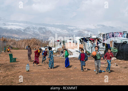 Januar 13, 2019 - Libanon - die Temperaturen sinken, Flüchtlinge vorbereiten für ein anderes nach den Schäden und Überschwemmungen durch Sturm Norma unleashed Sturm. Eine Familie beobachtete, wie Organisationen Beihilfen verteilen.. Storm Norma betroffen Tausende von syrischen Flüchtlinge leben in prekären Bedingungen in der Libanesischen Bekaa-tal. Sie sind jetzt gezwungen, die für eine andere Sturm, die sich vorbereitet werden. (Bild: © adib Chowdhury/SOPA Bilder über ZUMA Draht) Stockfoto