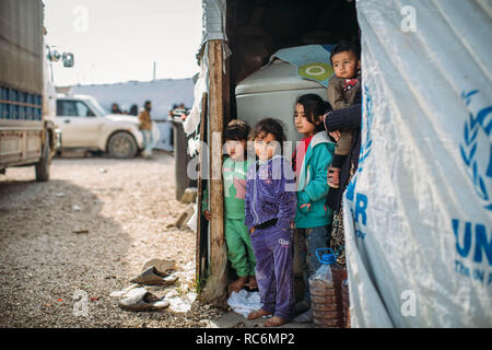 Januar 13, 2019 - Libanon - die Temperaturen sinken, Flüchtlinge vorbereiten für ein anderes nach den Schäden und Überschwemmungen durch Sturm Norma unleashed Sturm. Eine Familie beobachtete, wie Organisationen Beihilfen verteilen.. Storm Norma betroffen Tausende von syrischen Flüchtlinge leben in prekären Bedingungen in der Libanesischen Bekaa-tal. Sie sind jetzt gezwungen, die für eine andere Sturm, die sich vorbereitet werden. (Bild: © adib Chowdhury/SOPA Bilder über ZUMA Draht) Stockfoto