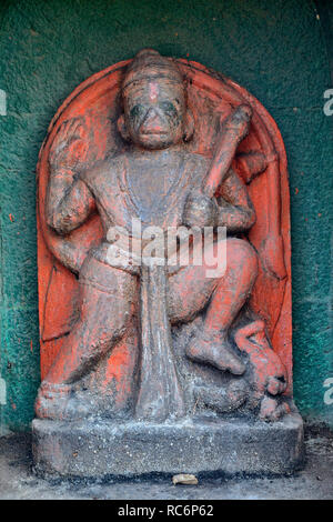 Kleines Idol von Lord Hanuman auf den Stufen am Rücken des Someshwar Tempels, nahe Mahuli Sangam, Satara, Maharashtra, Indien Stockfoto