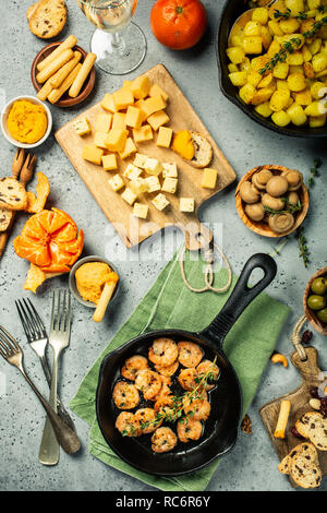 Garnelen gebraten auf bratpfanne Gusseisenpfanne Stockfoto