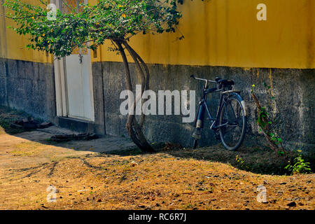 Bunte gelbe Wand eines kleinen Tempels in der Nähe Someshwar Tempel, in der Nähe von Mahuli Sangam, Satara, Maharashtra, Indien Stockfoto