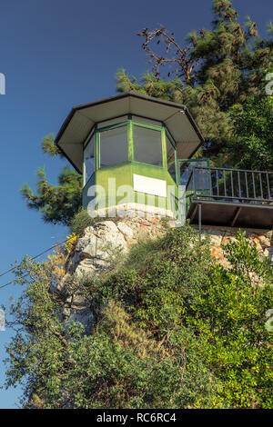 Kiosk auf der Spitze einer Klippe Stockfoto