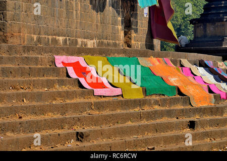 Bunte Teppiche und Decken am Ufer des Krishna und des Flusses Venna, in der Nähe des Dakshi Kashi Shiv Tempels, Mahuli Sangam, Maharashtra, Indien Stockfoto