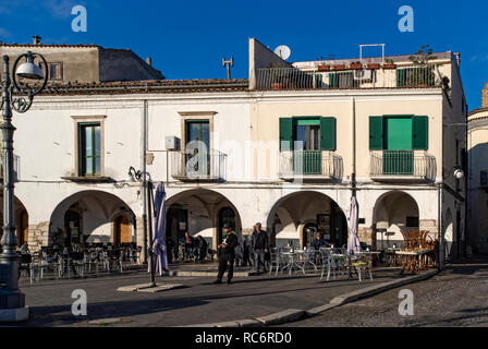 Italien Basilikata Venosa Piazza Umberto I, Arkaden Stockfoto