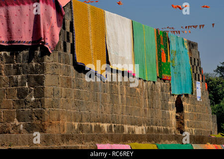 Bunte Teppiche und Decken am Ufer des Krishna und des Flusses Venna, in der Nähe des Dakshi Kashi Shiv Tempels, Mahuli Sangam, Maharashtra, Indien Stockfoto