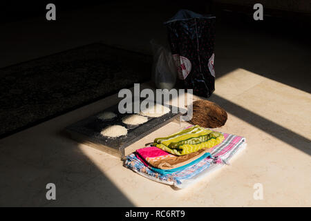 Pune/Indien - Oktober 2015: Objekte bereit für eine Puja in einer Wohnung in Pune. Stockfoto