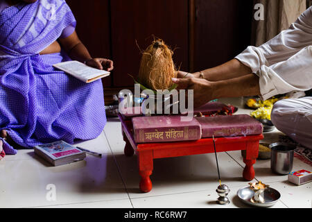 Pune/Indien - Oktober 2015: Zwei Personen während einer Pooja in einer Wohnung. Stockfoto