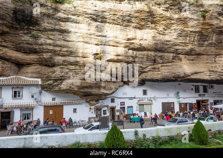 Setenil de las Bodegas, Cádiz, Spanien, berühmt für ihre Behausungen in den Fels Überhängen oberhalb des Río Guadalporcún gebaut. Stockfoto