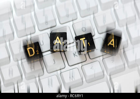 Schreiben Würfel bilden das Wort Daten auf einer PC-Tastatur Stockfoto