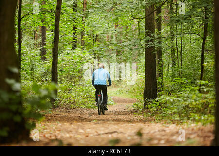 Radtouren entlang von Waldwegen Stockfoto
